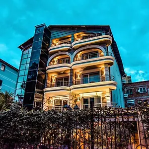 Broadway 4*, Tirana Albanie